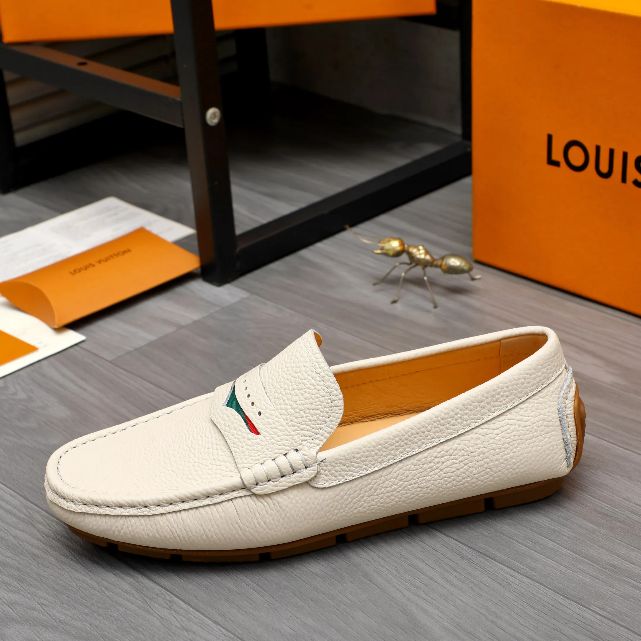 Men's shoes 💰360 Product trademark: LV "Louis Vuitton" casual slip-on men's shoes Regular size: 38-45 Product material: Selected pebbled cowhide upper, pigskin lining, rubber outsole